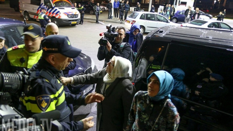 Скандалът придобива огромни мащаби! Холандската полиция спря колата на турския социален министър (СНИМКИ/ВИДЕО)