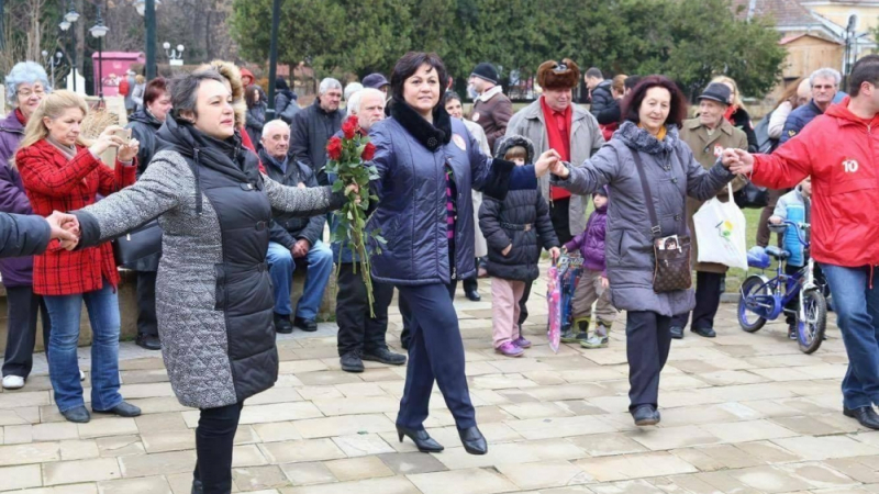 Корнелия Нинова смело от родното място на Борисов: Щеше да е хубаво да стоим пред вас с човека от Банкя, но той се скри