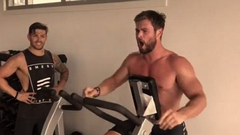 Внимание, дами! Вижте как запотеният бог Тор помпа мускули във фитнеса (СНИМКИ/ВИДЕО)