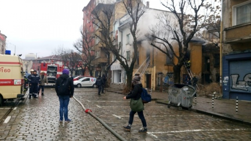 Първи СНИМКИ от огнения ад в центъра на София!  