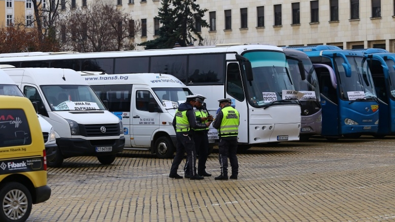 Фоторепортаж в БЛИЦ: Автобуси барикадираха Министерския съвет!