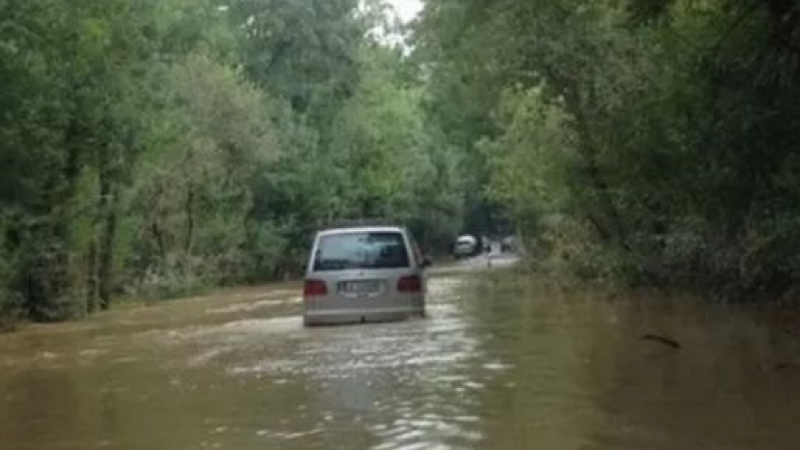 Река Ропотамо заля път в Бургаско, движението е спряно 