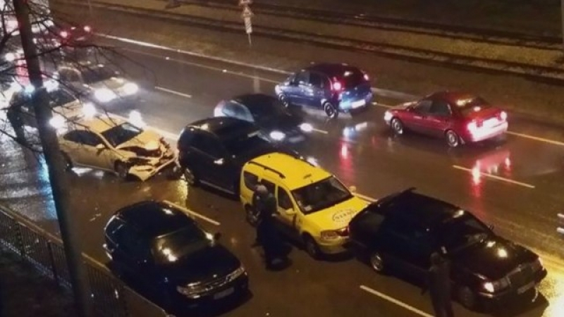 Верижна катастрофа! Три коли се удариха край мола на Стамболийски