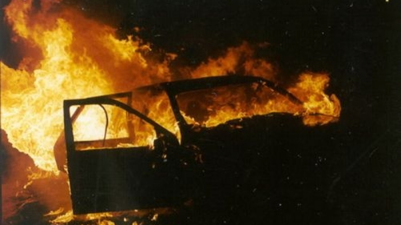Огнен екшън на "Струма": Мерцедес се запали, шофьор и спътник скачат в движение