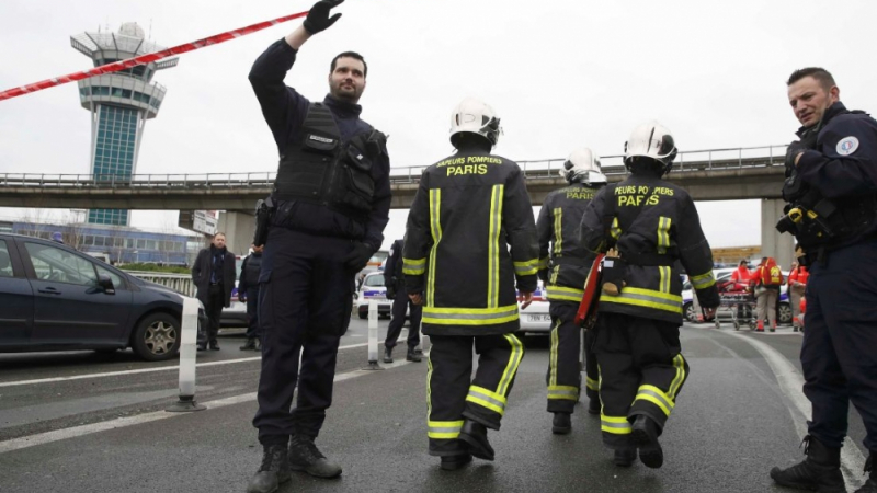 Ето го атентатора, който опита да потопи в кръв парижкото летище „Орли” (СНИМКА)