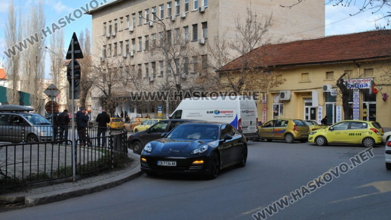 „Шаран” се заби в Поршето на сина на бившия кмет на Хасково (СНИМКИ)