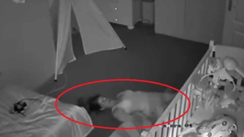 Камера за наблюдение засне какви ги върши в тъмното майка до креватчето на бебето си! (ВИДЕО)