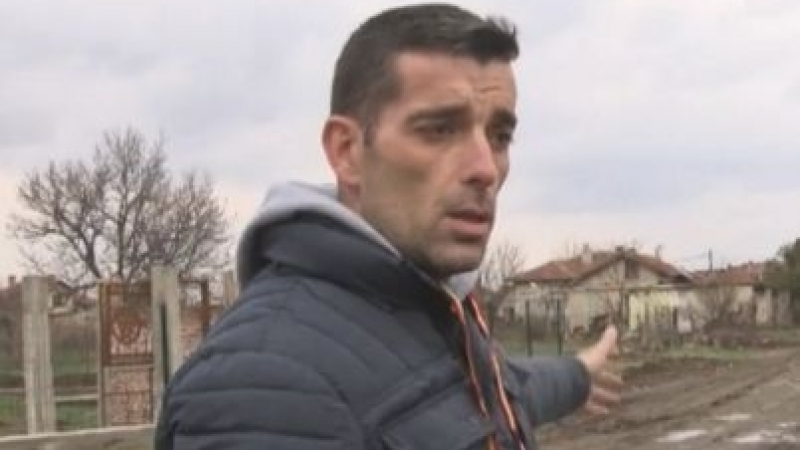 Испанец запълва дупките в българско село с керемиди и тухли