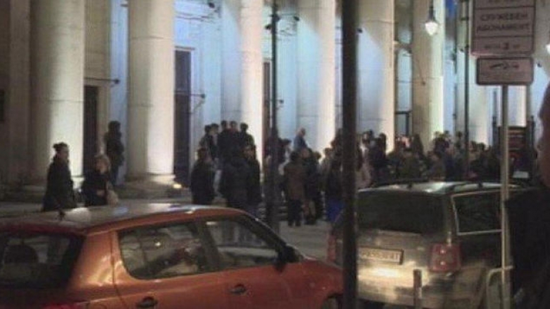 Руски медии гръмнаха: В София евакуираха над 600 души по време на една от най-известните ни опери