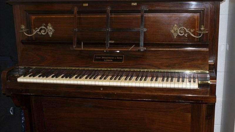 Специалисти се захванаха да поправят старо пиано, но каква беше изненадата им, когато вътре намериха...(СНИМКИ)