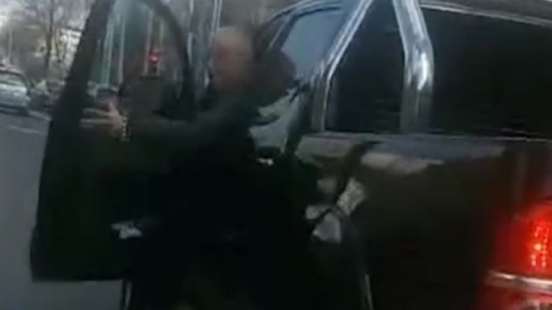 Нова агресия на пътя: Шофьор на черен пикап нарочно удари друга кола (ВИДЕО)
