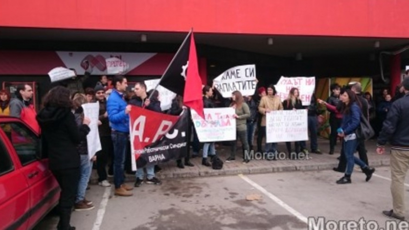 Протестите срещу "Пикадили" се разрастват, служители настояват още днес да получат заплатите си! (СНИМКИ)