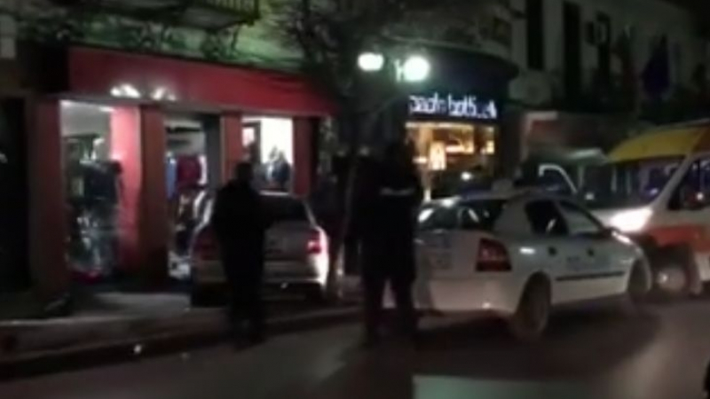 Кола влетя с бясна скорост в магазин за дрехи във Велико Търново (ВИДЕО)