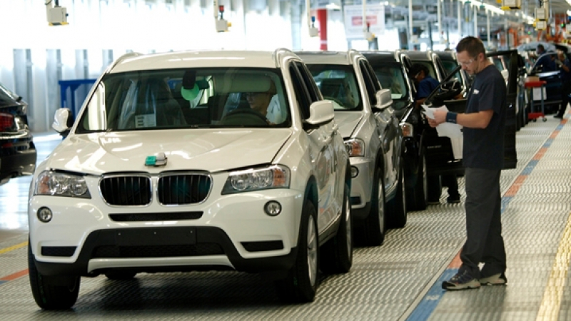 Работници се развилняха в завод нa BMW, блокираха производството