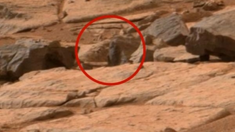 Марсоходът Curiosity се натъкна на тайнствена склуптура на хуманоид (ВИДЕО)