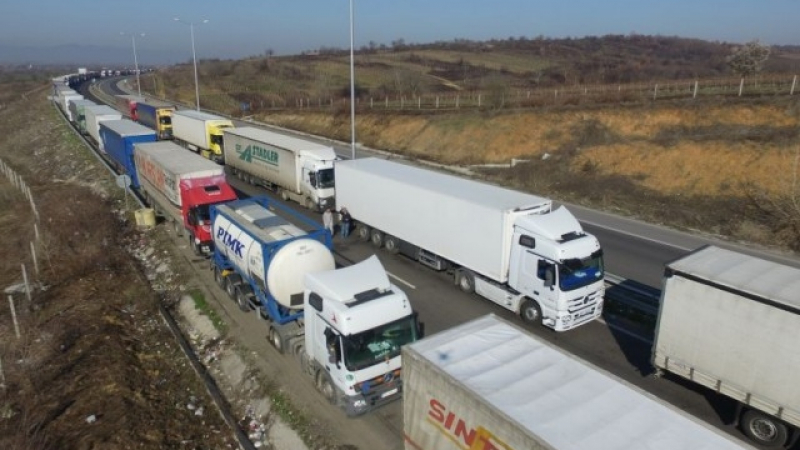 15-километрова опашка на границата с Турция! Магистралата заприлича на сметище (СНИМКИ)