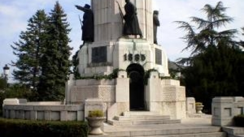 Безобразие! Нагли апаши потрошиха и окрадоха паметник в центъра на Велико Търново