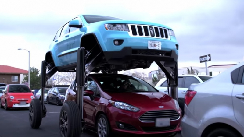 Невиждано: В САЩ пуснаха Jeep Cherokee, който минава над покривите на колите при задръстване (ВИДЕО)