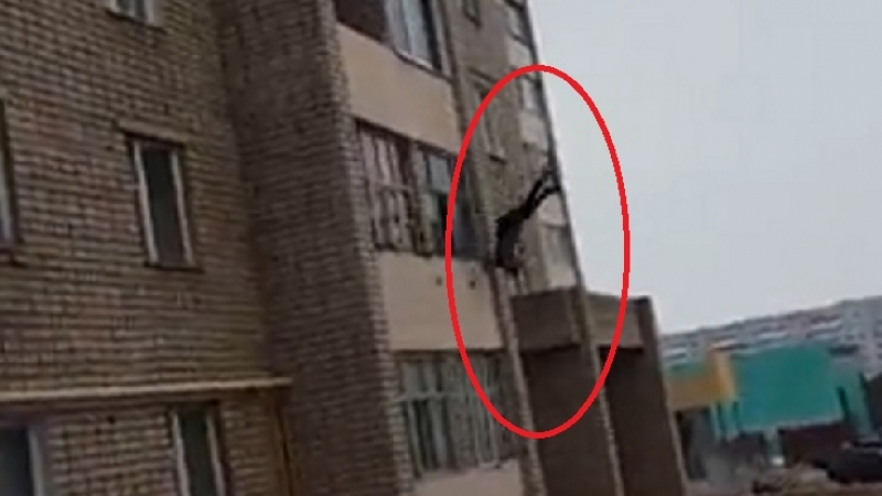 Жена пищи и моли за помощ преди да падне от балкон, кибици снимат с телефоните и се хилят (ВИДЕО 18+)