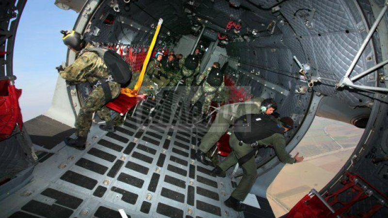 Зрелище във въздуха! Спецчастите скачаха от американски С-130 J "Херкулес" в авиобаза Крумово (СНИМКИ)