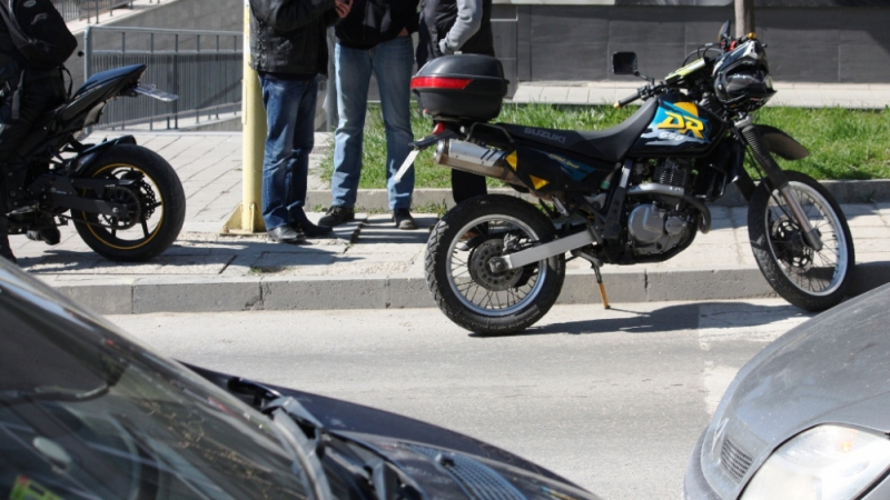 Шофьорка мина на червено и блъсна моторист във Варна (СНИМКИ)