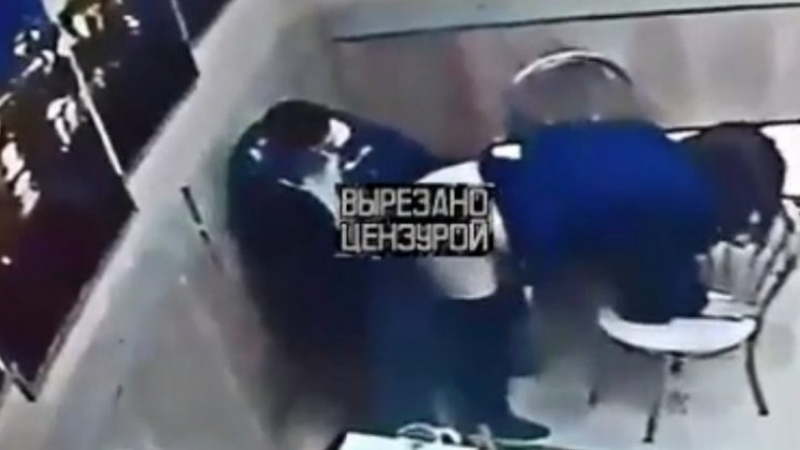 Двойка прави зверски секс пред очите на клиентите на кафене в Димитровград (ВИДЕО 18+)