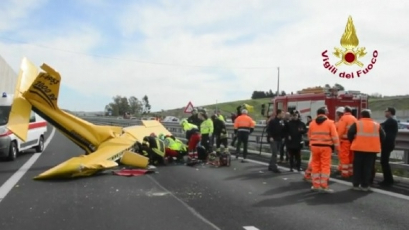 Ужас! Самолет се разби на магистрала в Италия, случи се най-лошото (ВИДЕО)