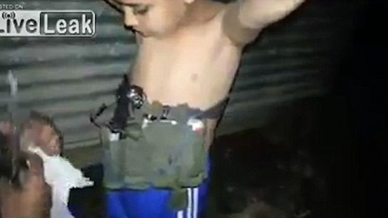 Сапьор обезврежда 7-годишно дете, превърнато от ИДИЛ в жива бомба (ВИДЕО)