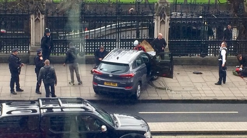 Първи подробности за кошмара в Лондон! Очевидец: Кола помете петима души (СНИМКИ 18+/НА ЖИВО)