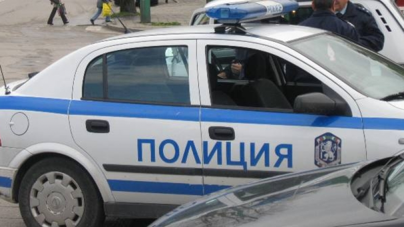Вандали трошат коли в центъра на София