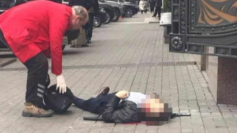 Първи СНИМКИ и ВИДЕО от разстрела на депутата Денис Вороненков - кръвта му се лее пред хотел в Киев (18+)