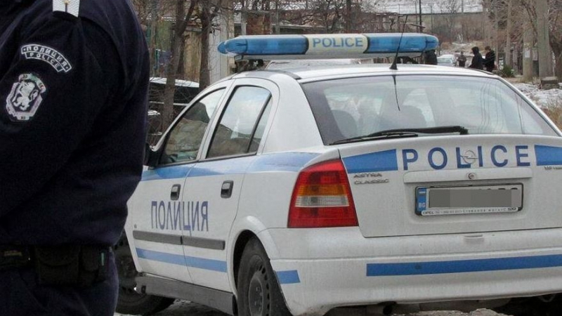 Екшън в "Столипиново": Роми разбиха главата на полицай посред бял ден