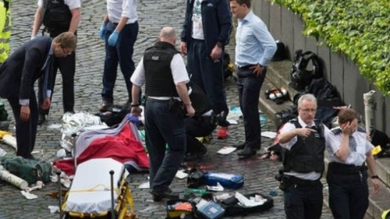Целият свят се възмути! Вижте какво прави този мъж по време на кървавия атентат в Лондон (СНИМКИ)