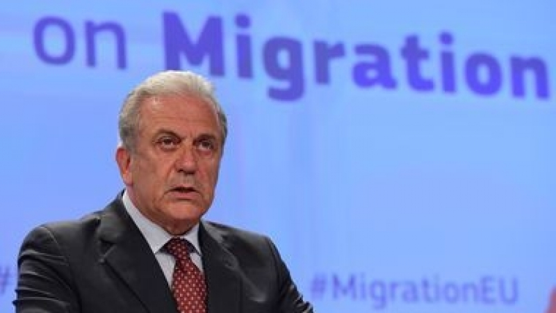 Димитрис Аврамопулос : Три милиона мигранти чакат на границата с Гърция