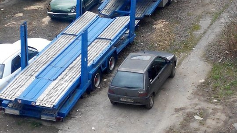 Автовоз ръждясва зарязан в Красна Поляна