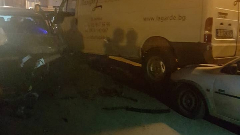 Първо в БЛИЦ! Зверска катастрофа в „Люлин“ в София – няколко коли са на сол, налитат да линчуват шофьора (СНИМКИ/ВИДЕО)
