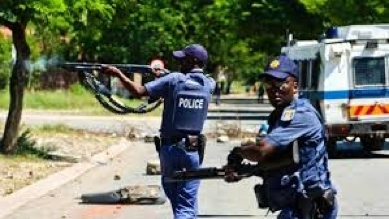 Най-малко 50 загинали при „безразборна“ стрелба в ЮАР