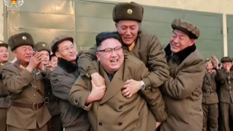 Кой е мъжът, осмелил се да скочи на гърба на Ким Чен-ун? (СНИМКА)