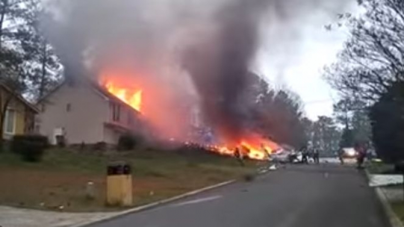 Ужас! Малък самолет се вряза в жилищна сграда в САЩ и стана най-страшното (ВИДЕО)