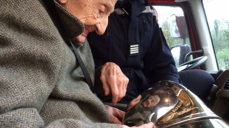 Уникално! Пожарникари сбъднаха мечтата на 112-годишна дама (СНИМКИ)