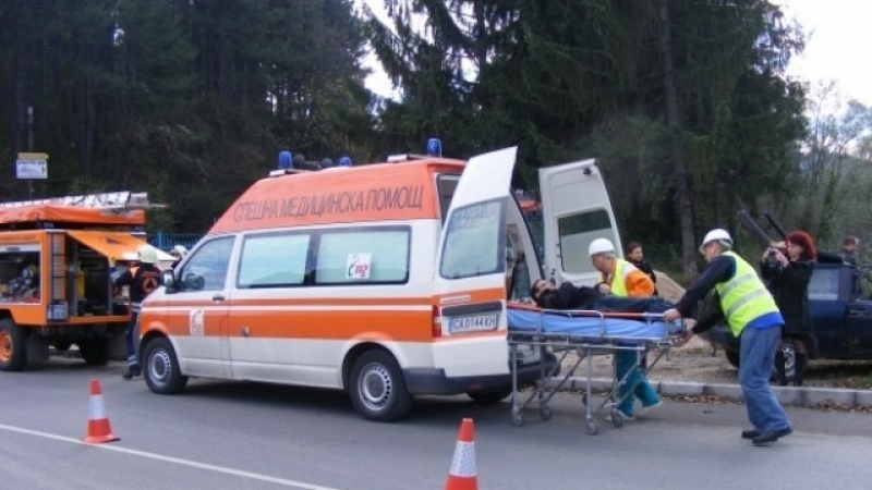 Тежка катастрофа в Банско! 18-годишен моторист се заби в стълб, в тежко състояние е