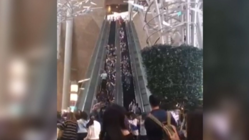 Ужас в мол! Счупен ескалатор изпотроши 17 души (ВИДЕО)