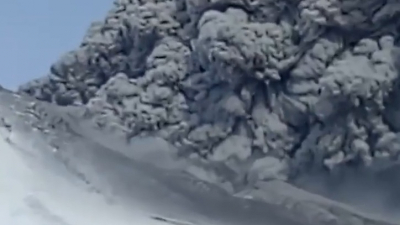 Вулкан на Камчатка се пробуди и изхвърли пепел след 250 г. "мълчание" (ВИДЕО)
