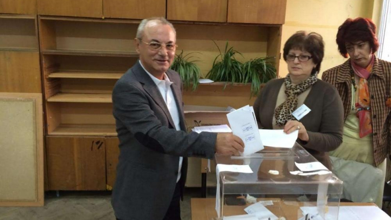 Почетният председател на ДПС Ахмед Доган пръв сред политиците гласува рано-рано (ВИДЕО)