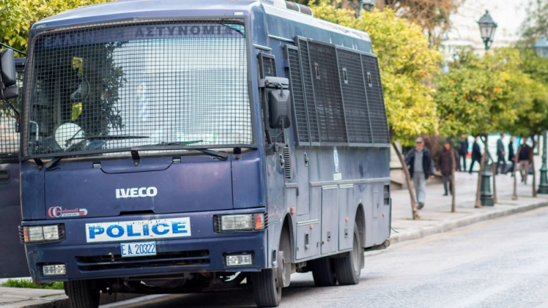 Арестуваха в Гърция български шофьор с 10 имигранти в камиона 