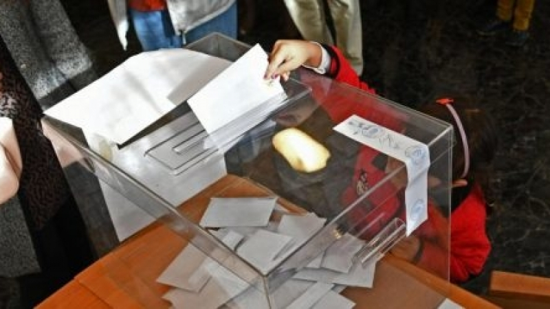 Гръцки полицай нахлу в изборната секция в Кавала 
