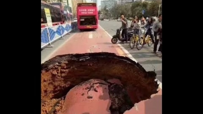 Автобус с пътници като по чудо не бе "погълнат" от гигантска дупка на пътя (ВИДЕО)
