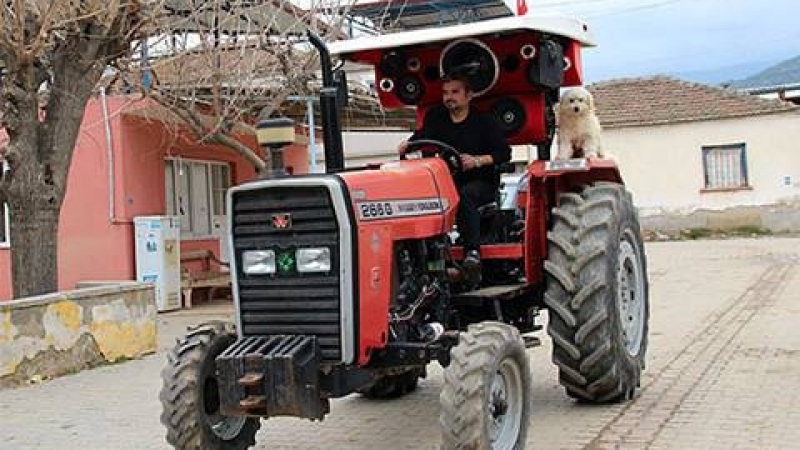 Фермер монтира музикална уредба за €1800 на трактора си (СНИМКИ/ВИДЕО)