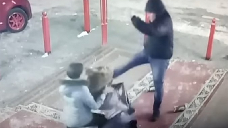Мъж преби брутално майка с дете пред търговски център, причината ще ви шокира (ВИДЕО 18+)