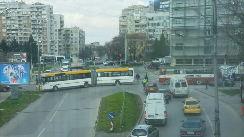 Сигнал до БЛИЦ! Автобус създаде пълна какофония в следизборна Варна (СНИМКИ/ВИДЕО)